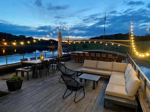 Ittre Boat Rental | Tabor 67 Luxury Houseboat