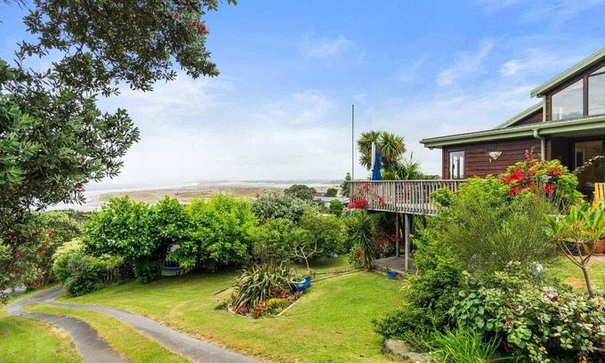 Mangawhai Heads House | Tahuna - Large, spacious and comfortable home with views of the ocean and estuary