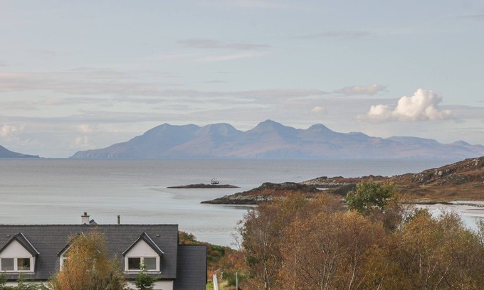 Morar Cottage | TAIGH NA TALIA - 2 SANDHOLM, family friendly in Mallaig