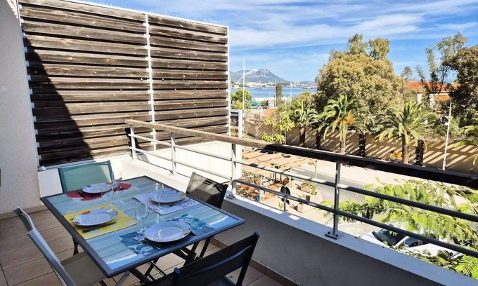 Les Sablettes Apartment | Tamaris Bay Residence - Heart of the Sablets, beach opposite, air conditioning, wifi.