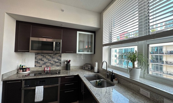 Hyde Park Condo | Tampa Downtown King Suite suite with city view balcony