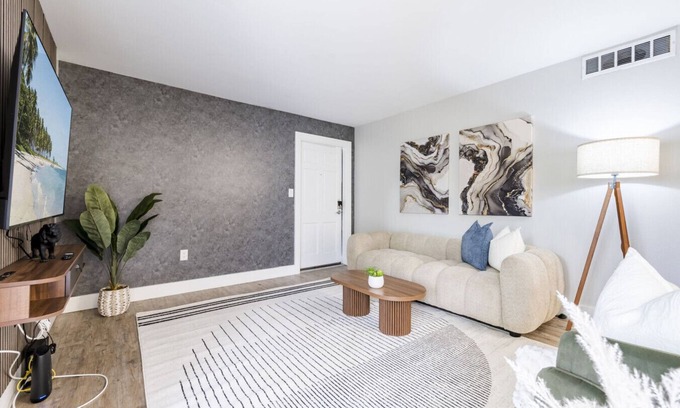 Beach Park Apartment | Tampa Getaway | 2 King Beds, Pool & Fitness Ctr
