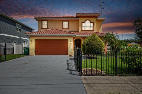 Sun Bay South House | Tampa "Good Times" Private Large House With GameRoom - Sleeps 12, 4bdr, 3bth, Great Location, Quiet Community, Backyard