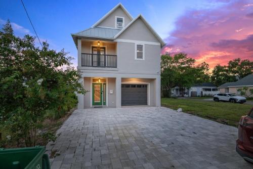 Hyde Park House | Tampa Hyde Park - Spacious 4 Bedroom & Walk to Hyde Park Village!