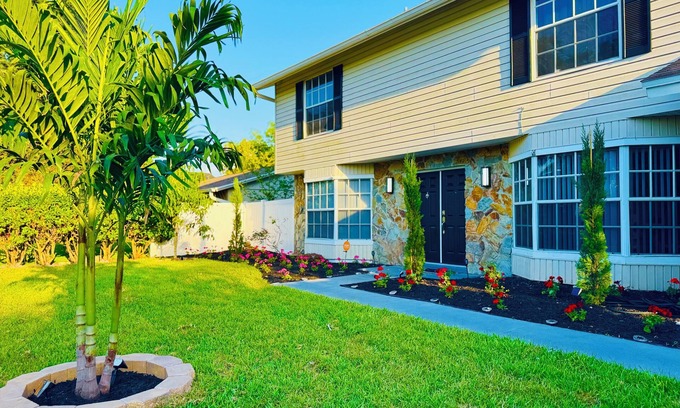 Greater Northdale House | Tampa Luxury 5BR Estate with Pool + Golf Views