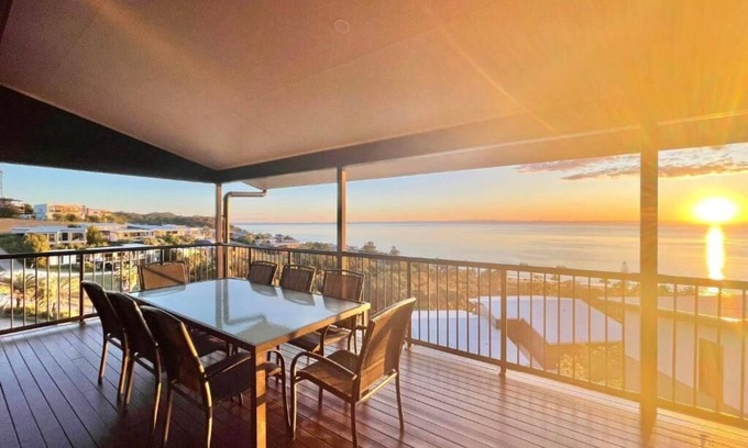 Brisbane Waterfront House | Tangalooma Hilltop : SUNSETS ON MORETON Moreton island
