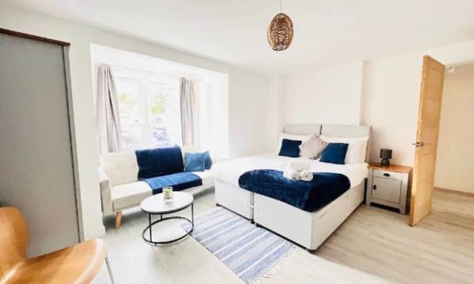 Cambridge Apartment | Tanzanite Apartment - Stunning 2-Bedroom Apartment Wi-Fi Sleeps 4