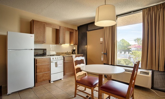 Tarpon Springs Hotel | Tarpon Shores Inn