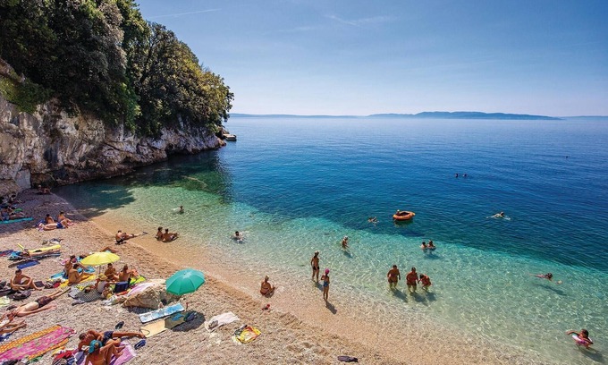 Buzdohanj Apartment | Tasteful and modern apartment with communal pool.