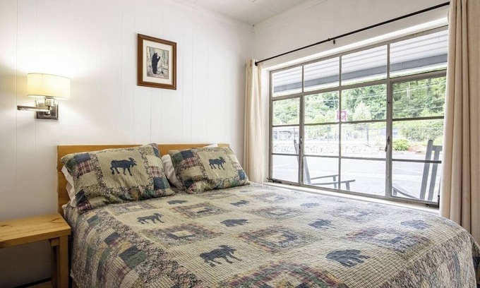 Cherokee Hotel | Tasteful Room w/River Access, Picnic Area & Peaceful Smoky Mountain Setting