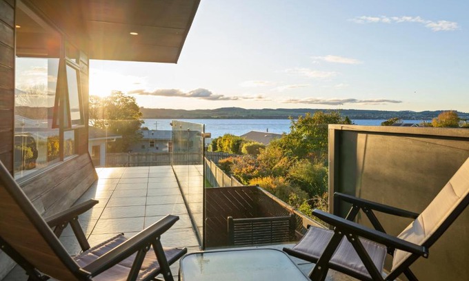 Rainbow Point House | Taupo Escape - Rainbow Point Holiday Home