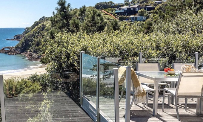 Oneroa House | TAWA COTTAGE | Coast & Country | WINTER DEAL - Stay for 3, Pay for 2