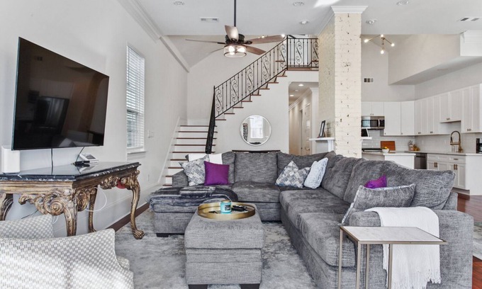 West Riverside House | Tchop House, Walkable to Amazing Restaurants!