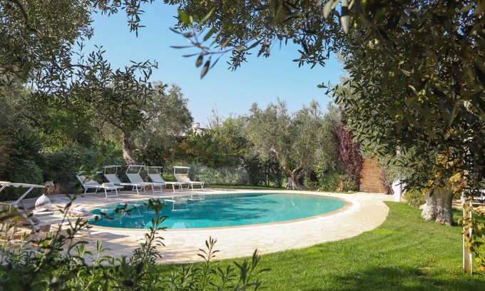 Triggianello House | TD Il Vecchio Fienile Outdoor Kitchen w/Pool View