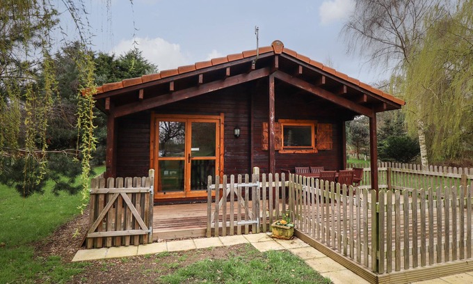 Lincoln Cabin | TEAL LODGE, pet friendly, with a garden in Bardney