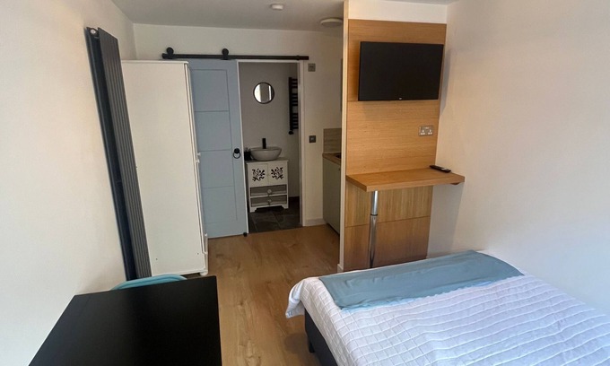 Richmond-upon-Thames Apartment | Teddington Little Secret