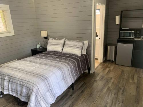Roscommon Apartment | TeePee Room 5- Newly Renovated
