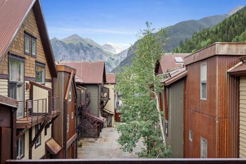 Telluride Apartment | Telluride Resort View at Double Diamond - ski-in-out and hot tub!