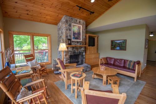 Crumpler House | Temenos on the New River - Easy River Access - Yard Space - Ping Pong