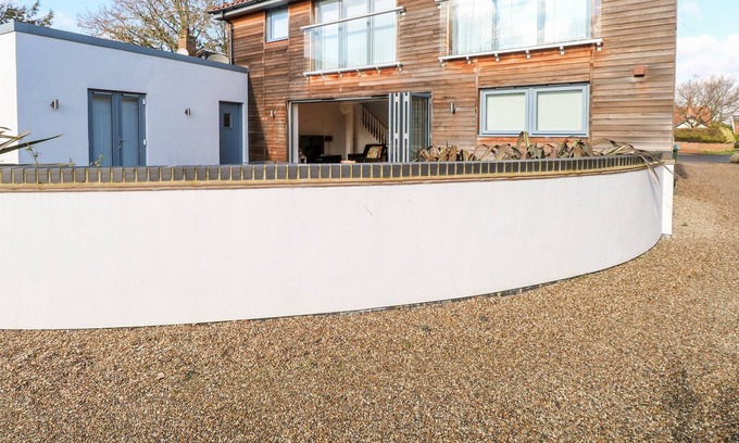 North Walsham House | TENISON HOUSE, family friendly, with a garden in North Walsham