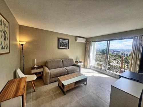 Villa Montmorency Apartment | Terrace one bedroom lacoste