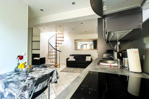 Poussan Apartment | Terrasse 360° avec vue sur vallée, sans vis à vis