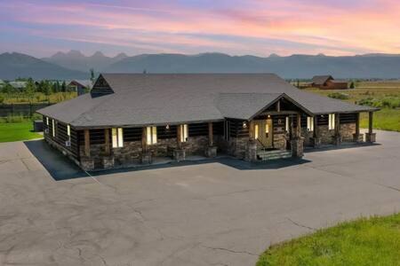 Leigh Creek Estates House | Teton Crest Lodge Sleeps 24 Ideal Reunion Spot