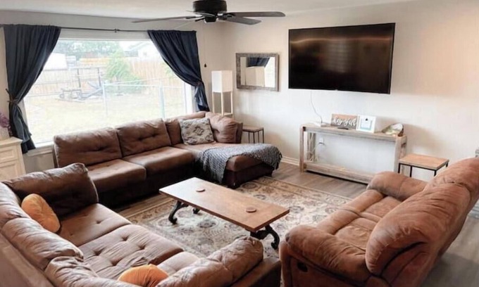 Big Spring House | Texan delight- 6 bed house/large yard/streaming!