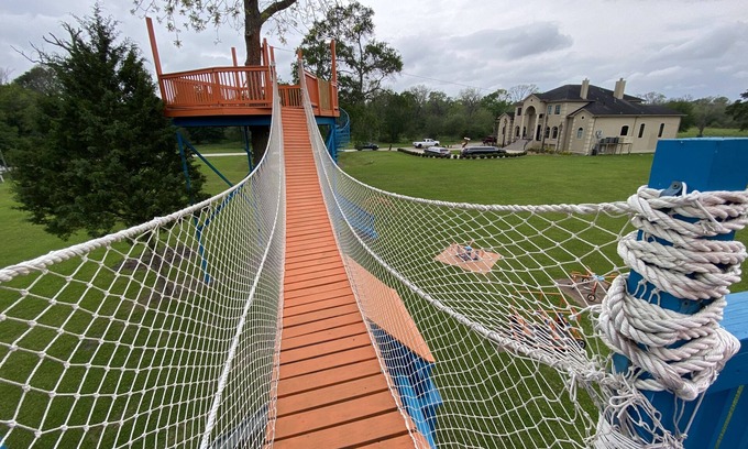 Pearland House | Texas Estate on 10 Acres of Private Property