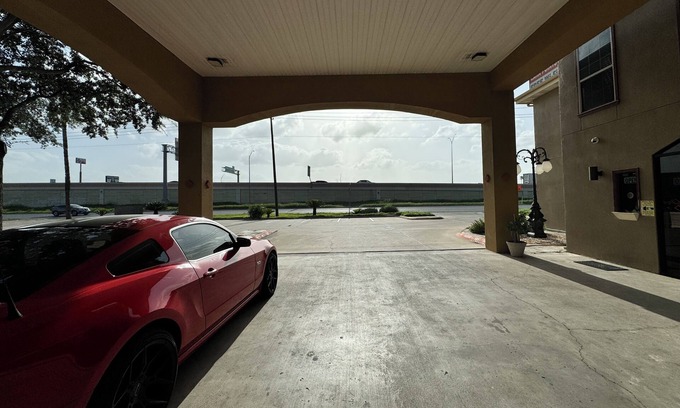 Edinburg Hotel | Texas Inn and Suites City Center at University Dr.