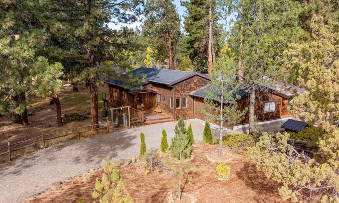 Sisters House | Thanksgiving Escape: 8+ Acre Waterfront Home w/Mountain Views & Pickleball Fun!