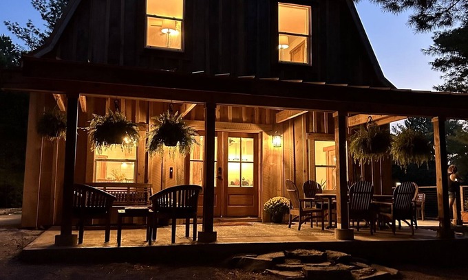 Freetown Cabin | THANKSGIVING READY! 16ac w/hot tub+fire pit+arcade,+pond+theater room+htd pool!