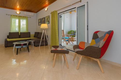 Anatolikos Sinikismos Apartment | Thano's stylish flat just 150m to the beach