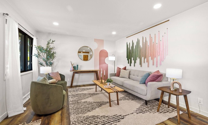 West End House | "That-Place!" Brand new remodel. 3 queen bedrooms, 2 full baths,2 living rooms.