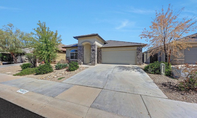 Laveen Village House | The 27th Street Retreat - 4BR w/Yard - Sleeps 10