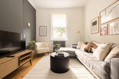 Chiswick House | The Abinger Place - Inviting 2BDR House with Study Room & Garden