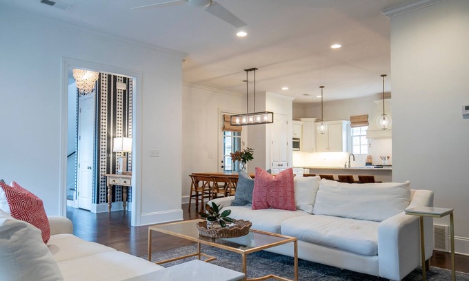 Oxford House | The Aimee, 4BR Luxe by Velvet Ditch Villas