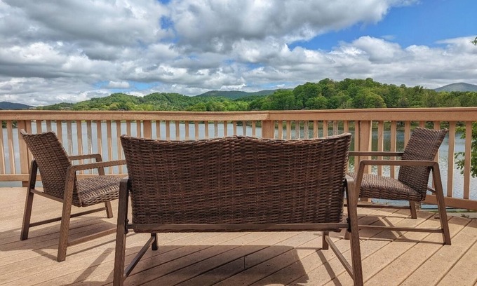 Lake Junaluska House | The Allgood Upper level home-Charming Lake Junaluska Retreat with Breathtaking