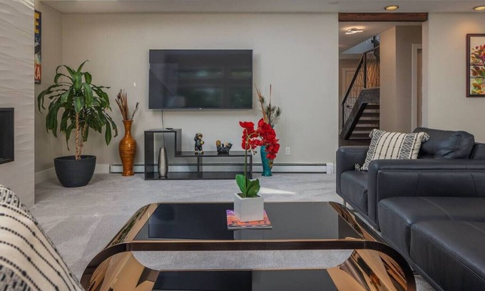 South Addition House | The Anchorage Grand | Upscale 4BR Downtown Rental