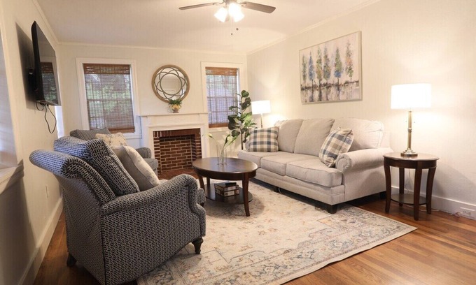 Oxford House | The Ann, 2BR Home by Velvet Ditch Villas