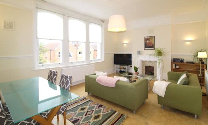 Coldharbour Apartment | The Apartment at Athol House