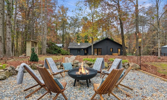 Dahlonega House | The Apex - Hot tub, gym, wine, waterfalls & more!