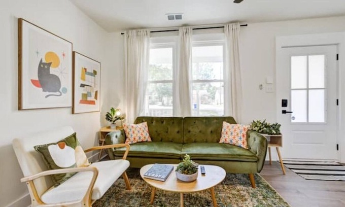 North Charleston House | The Artist-cute 2/1 and only 8 minutes to downtown