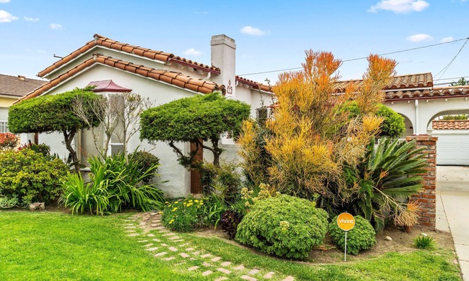 Los Angeles House | The Artist's House- A two-bedroom, newly remodeled Spanish Stucco in Inglewood