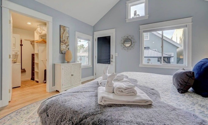 Colorado Springs Villa | The Aviary Villa: Reunion Retreat w/Hot Tub & AC