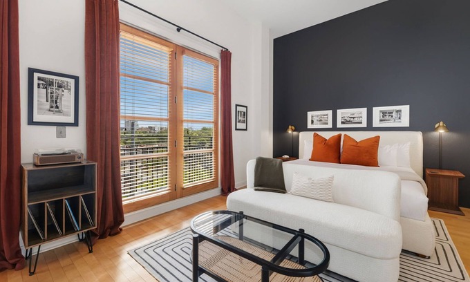 Fayetteville Condo | The Axis - Condo on Dickson St - Walk to UofA