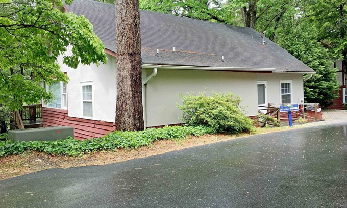 Flat Rock Cottage | The Azalea Cottage 3 bedroom 3 bathroom- Sleeps 6 Located in Flat Rock, NC