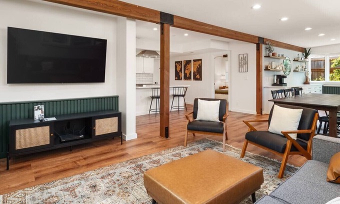 North Bend Apartment | The Ballarat House ~ Hot Tub ~ Downtown~ Fire Pit