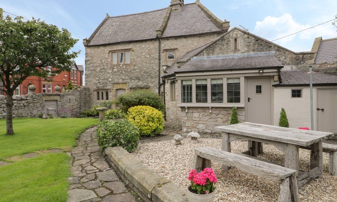 Rhuddlan Cottage | THE BANQUET HOUSE, pet friendly, with open fire in Rhuddlan
