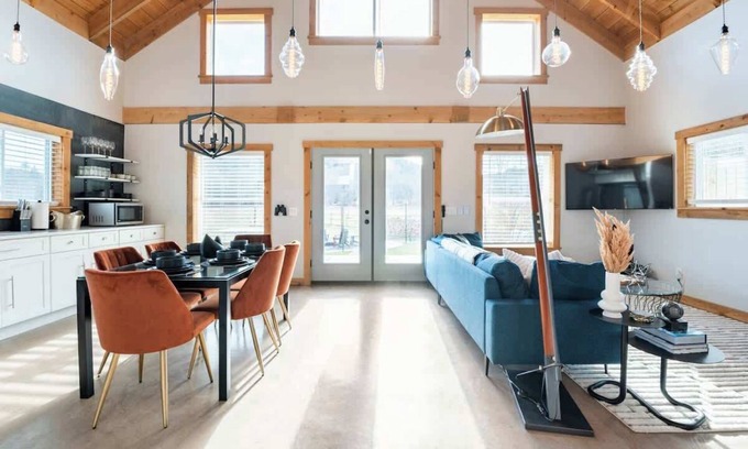 Caroline House | The Bar(n)- Cozy chalet with hot tub and campfire